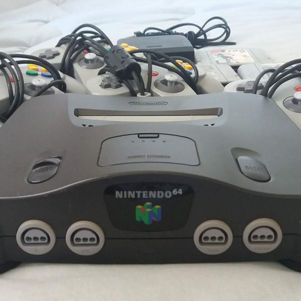 nintendo 64 com 4 controles e 4 jogos