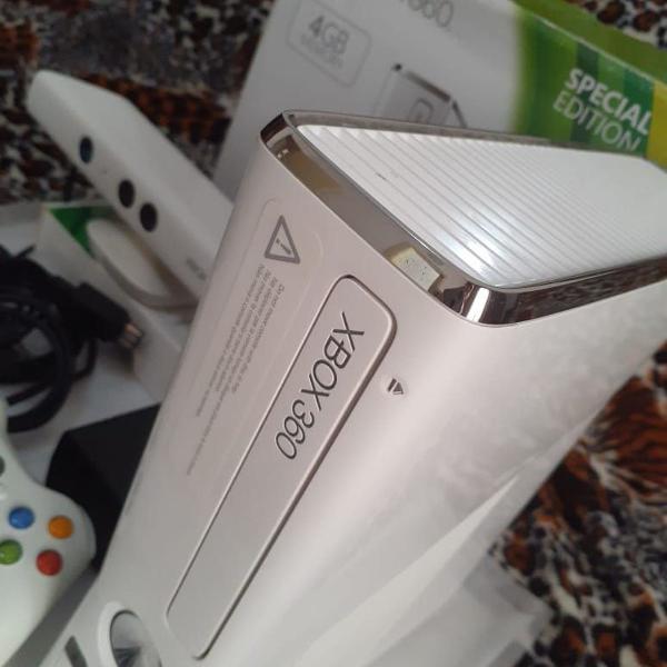 xbox 360 slim 1Tb série especial completo + 50 jogos