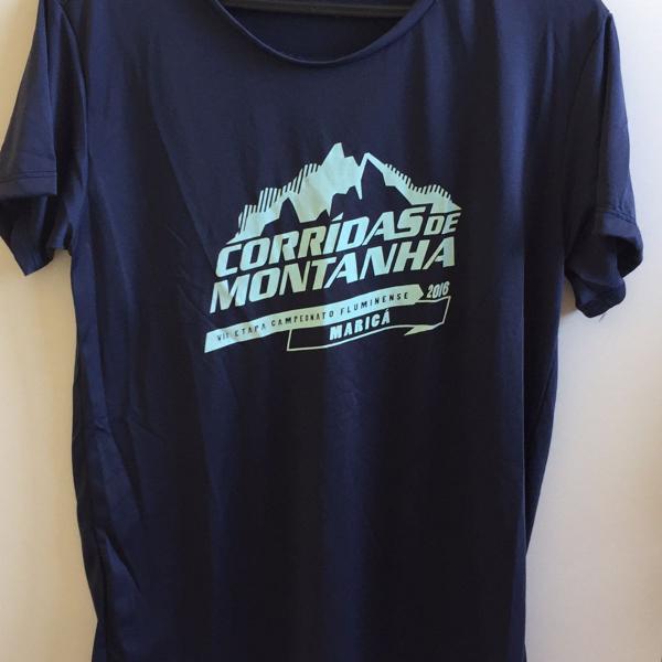 conjunto com 2 camisas do campeonato de corrida de montanha