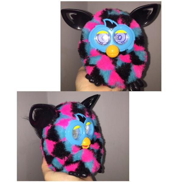 furby rosa, azul e preto.