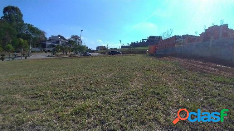 OPORTUNIDADE - Terreno de 740m² - praticamente plano -