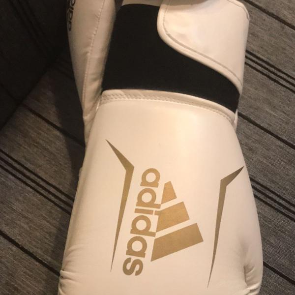 luxa de boxe branca com dourado adidas