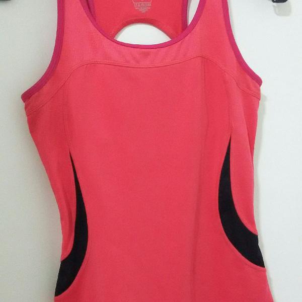 regata esportista com detalhe na cintura que afina