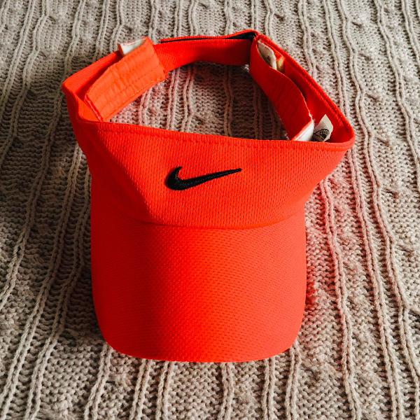 viseira laranja nike