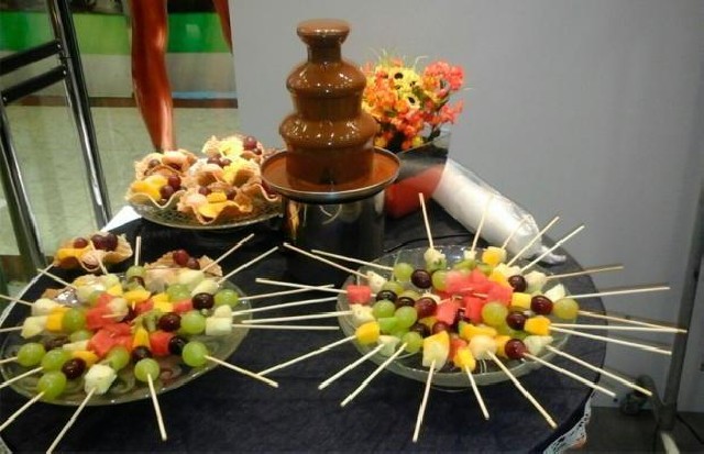 Mesa de frutas com cascata de chocolate