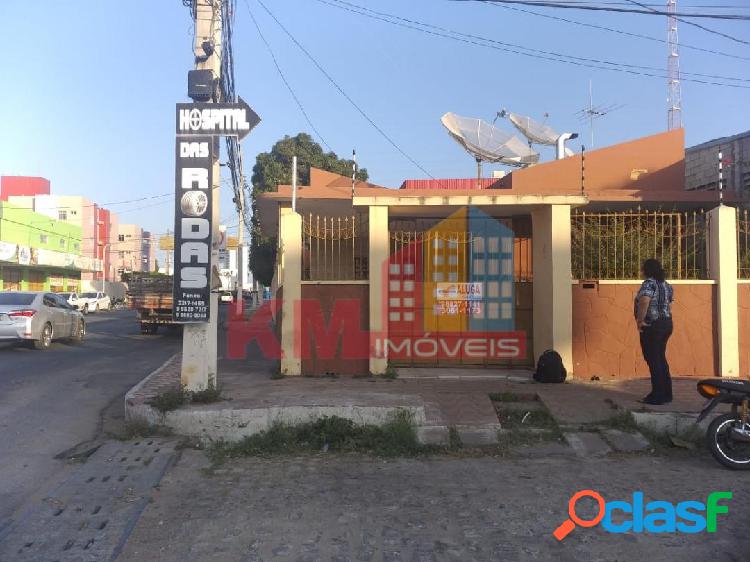 Aluga-se ampla casa de esquina para comércio em frente à