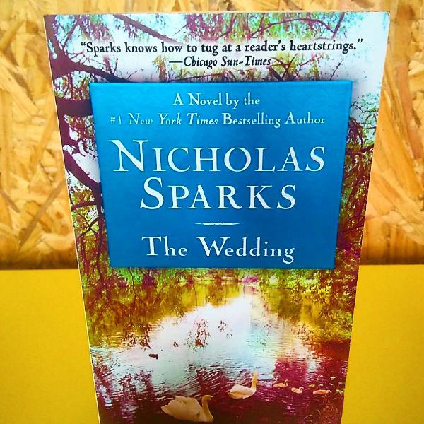 Livro THE WEDDING