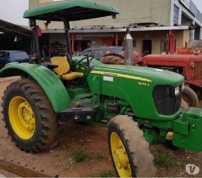 Trator John Deere 5055 E