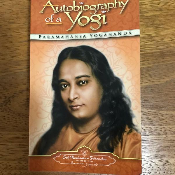 livro autobiography of a yogi em inglês