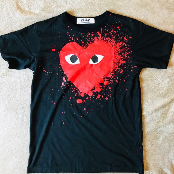 camiseta comme des garçons