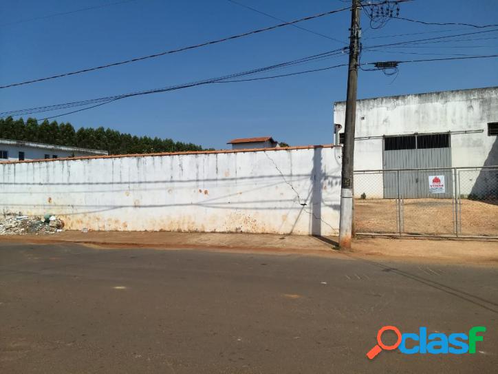 VENDE-SE ÓTIMO GALPÃO NO CENTRO DE ÁGUAS DE STA