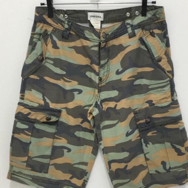 bermuda masculina diesel - camuflada em tons verde