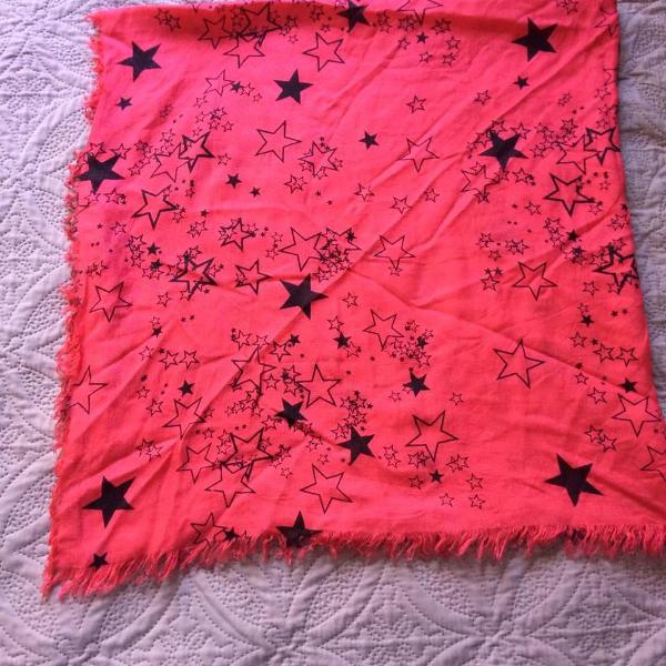 lenço rosa estrelado