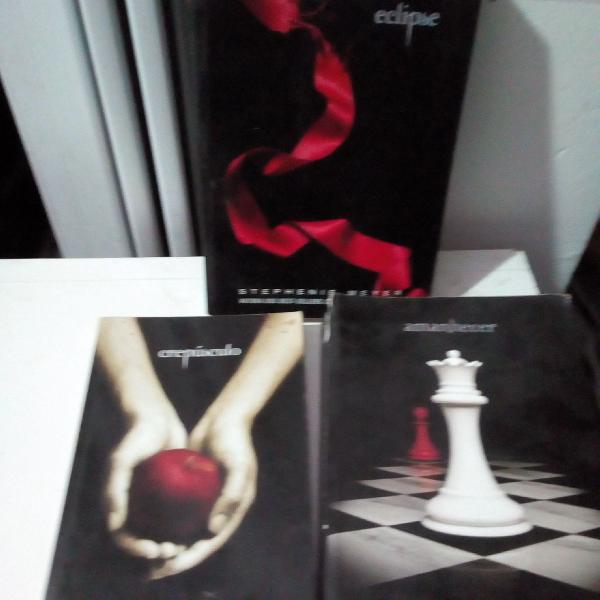 3 livros da série crepúsculo
