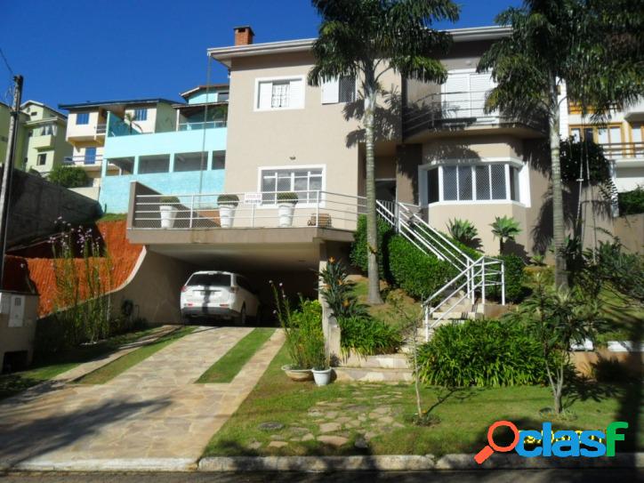 CASA 242 m2, 600 m2 terreno, 3 Suites, 4 vagas (Permuta).