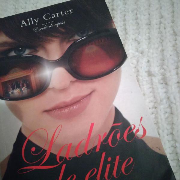 Livro Ladrões de Elite, da Ally Carter