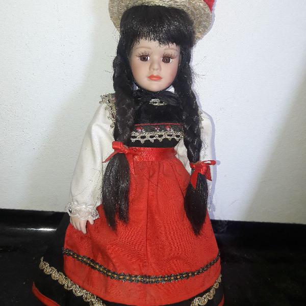 boneca de porcelana alemã com trajes característicos