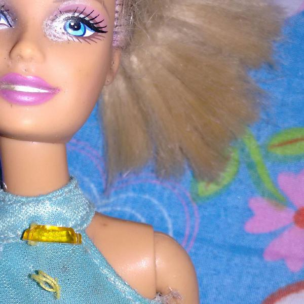 linda boneca do ano de 2009 Mattel com 30 centímetros