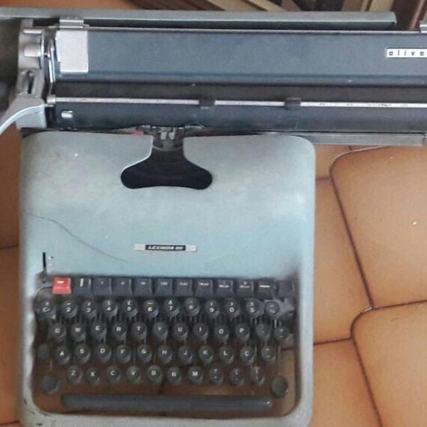 máquina de escrever antiga olivetti