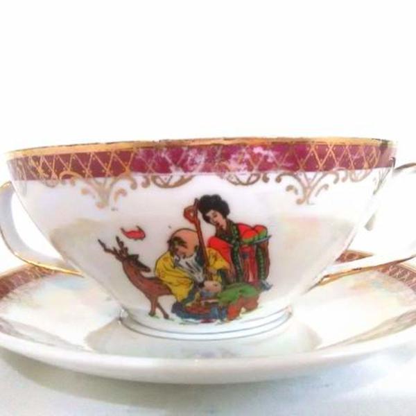 xícara de porcelana com desenho japonês