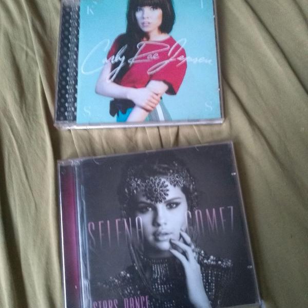 CD'S SELENA GOMEZ/CARLY RAE JEPSEN - BRINDE: TITLE E RED