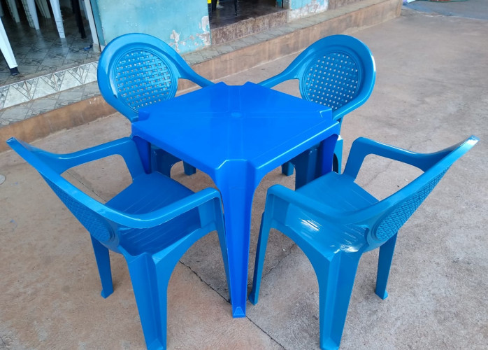 Jogo de mesa e cadeiras plástica tipo poltrona