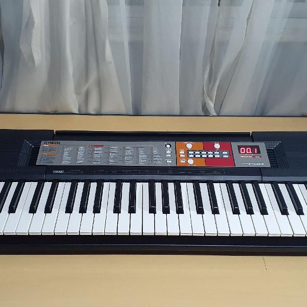 Teclado Yamaha PSR-F50 + Suporte de Partituras + Bolsa