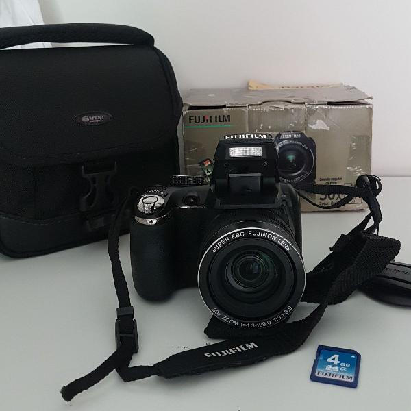 Câmera Fujifilm na caixa com bolsa, cartão memória 4GB,