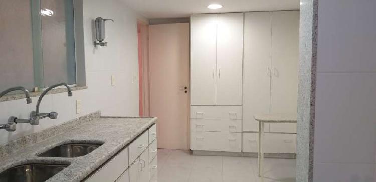 Apartamento reformado para venda com 3 quartos em Copacabana