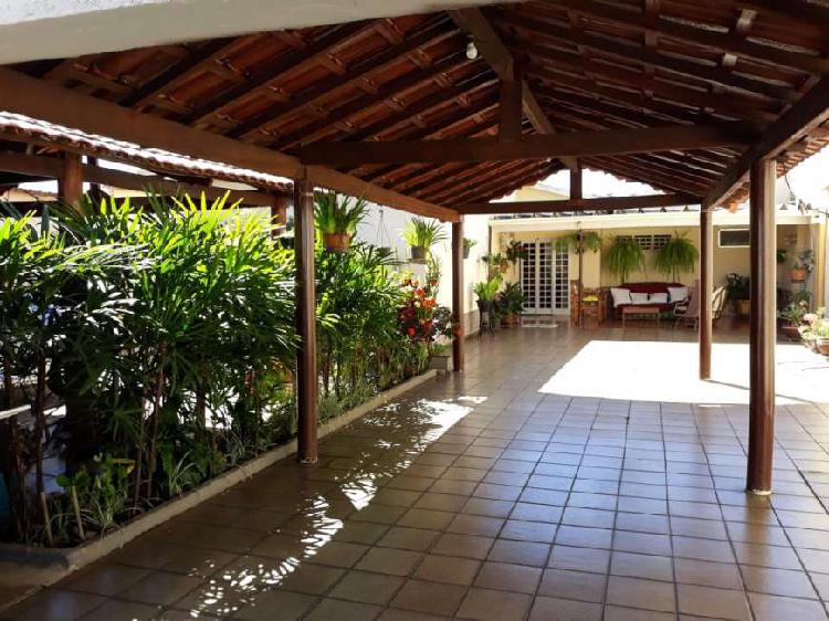 Casa para venda com 235 metros quadrados com 3 quartos em