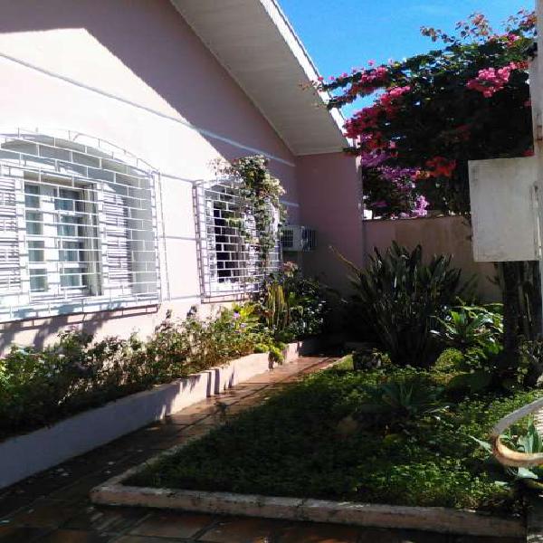 Casa para venda possui 130 metros quadrados com 3 quartos em