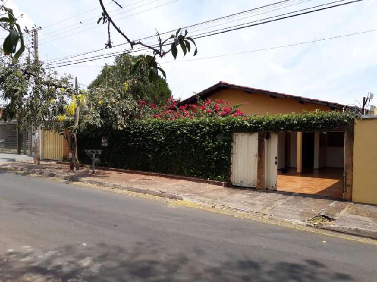 Casa para venda possui 212 metros quadrados com 3 quartos em