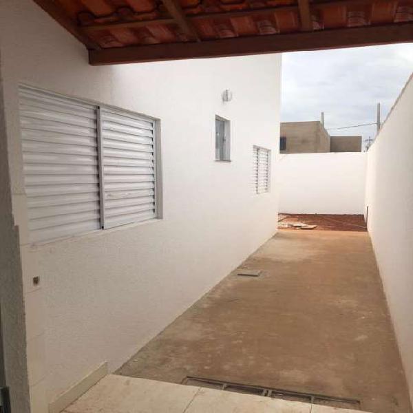 Casa para venda tem 65 metros quadrados com 2 quartos em