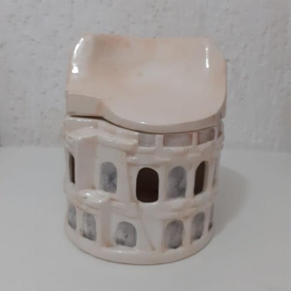 Coliseu comprado na Itália confeccionado em cerâmica