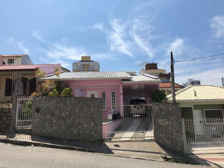 VENDE-SE: Casa com 169m² em Barreiros - São José/SC