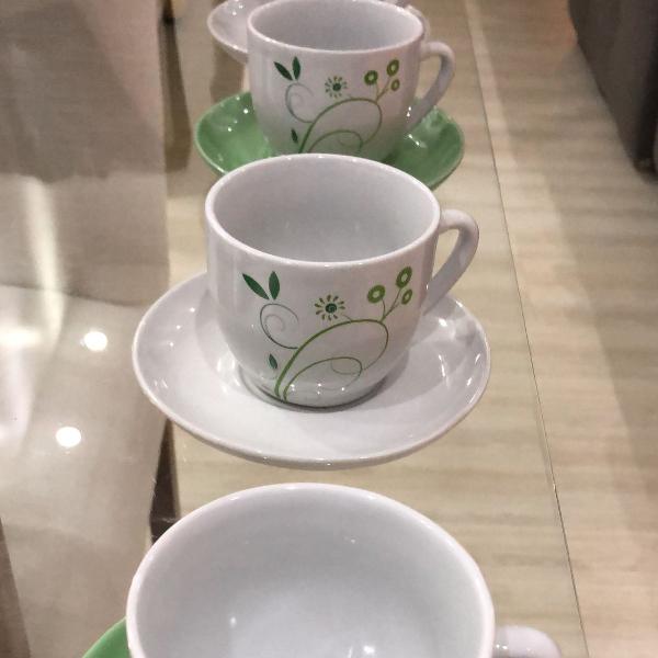 conjunto de 4 xícaras com pires, branca e verde,detalhe de