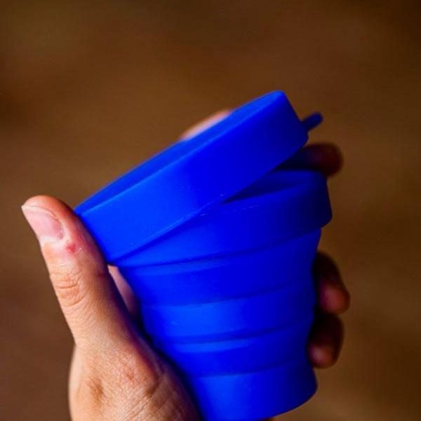 copo dobrável reutilizável em silicone azul royal