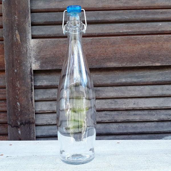 garrafa de vidro com tampa azul