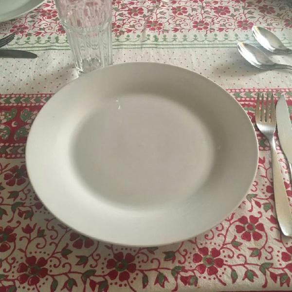 jogo de pratos brancos de porcelana