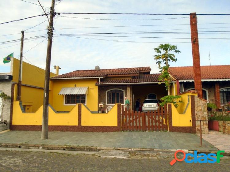 CASA LADO LINHA COM 3 DORMITORIOS (1 SUITE) E EDÍCULA