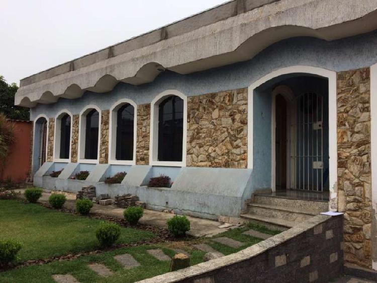 Casa para venda possui 375 metros quadrados com 3 quartos em