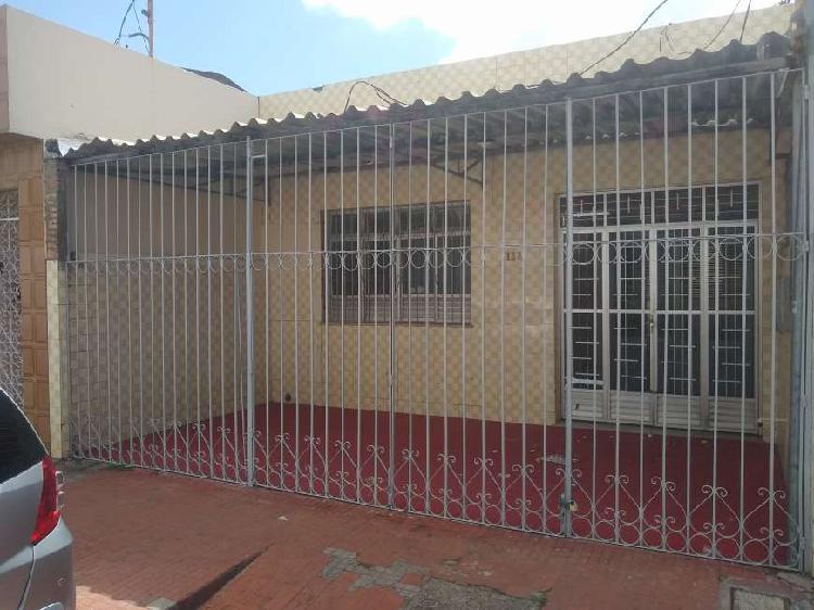 Casa para venda tem 100 metros quadrados com 3 quartos em