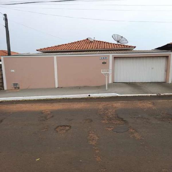 Casa para venda tem 98 m2 de área útil, construída 156m2,