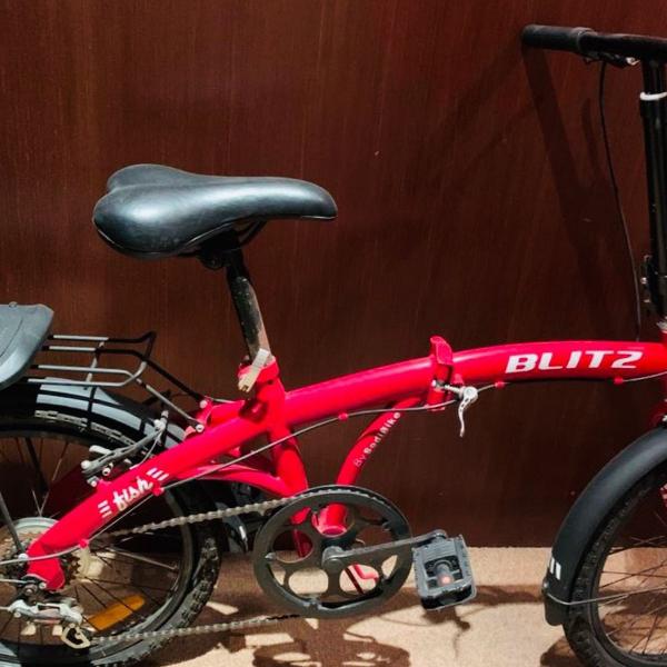 bicicleta dobrável, blitz, vermelha e com baú