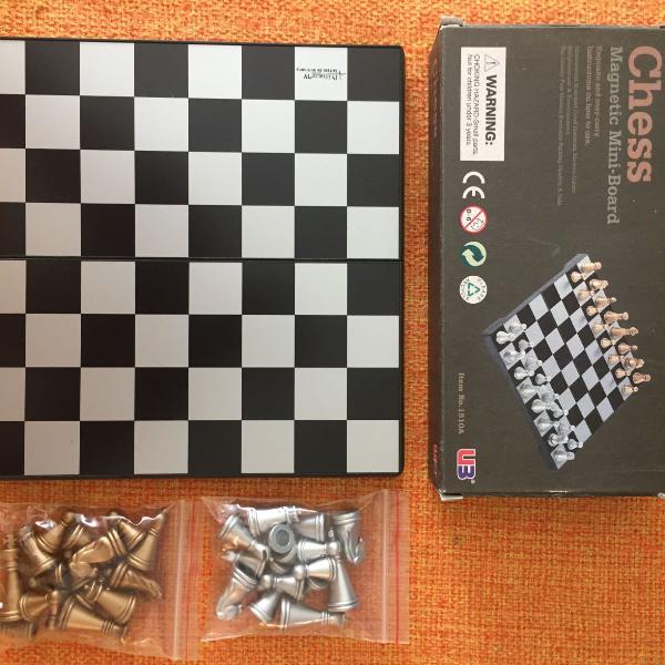 jogo de xadrez com mini tabuleiro magnético