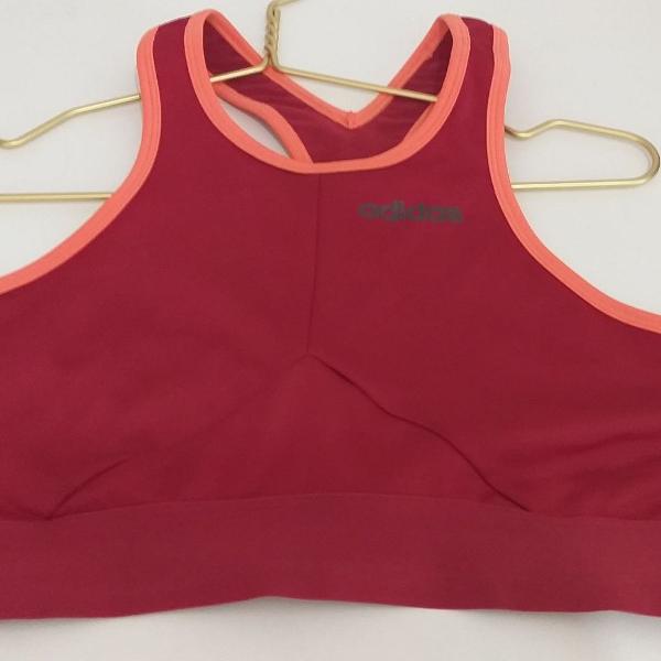 top vermelho com bordas laranja adidas