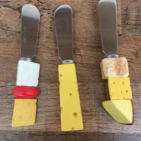 3 espátulas para patê decoradas com queijo