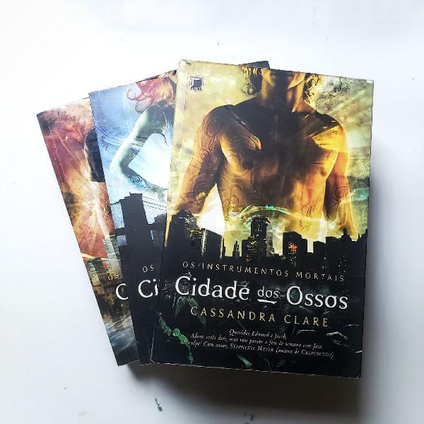 3 livros da série Instrumentos mortais de Cassandra Clare