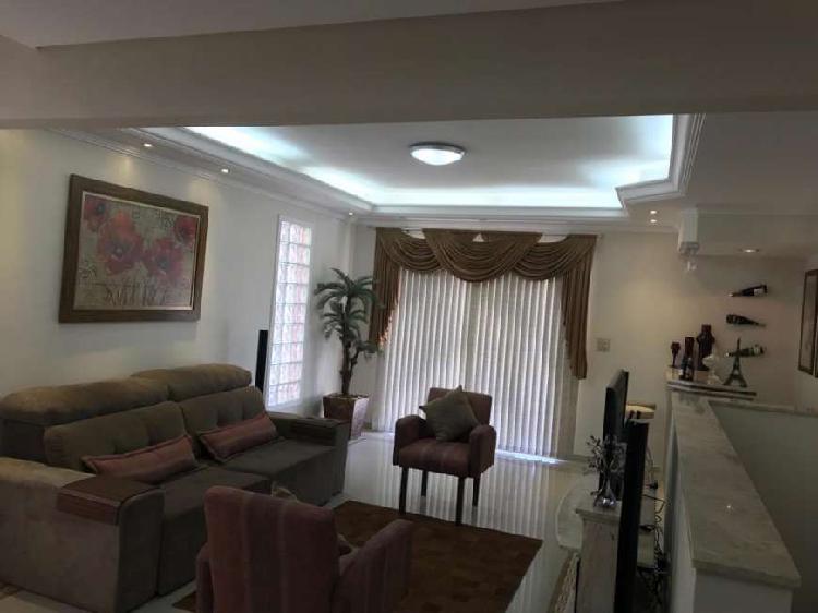 Casa para venda possui 240 metros quadrados com 3 quartos em