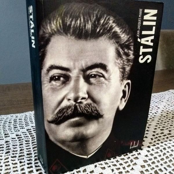 Livro com biografia Stálin